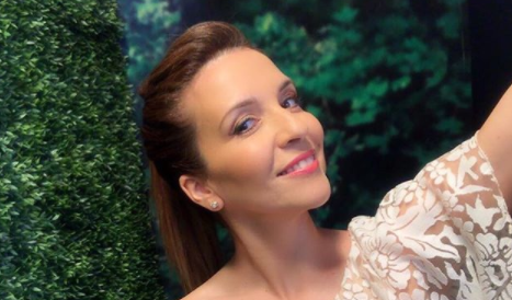 Karla Constant se aburrió y golpeó la mesa por polémica “aserruchada de piso”