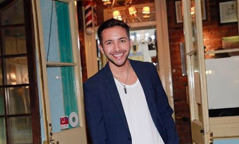 ¿Es tu pareja?: Hugo Valencia publica fotografía junto a un nuevo acompañante