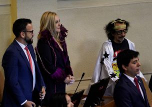 Con plumas y cristales: Pamela Jiles y Florcita Motuda se roban las miradas en el Congreso Nacional