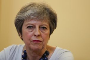 Theresa May gana voto de confianza en Reino Unido