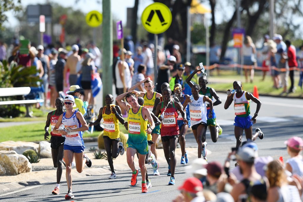 Atleta sufrió caída en maratón y fanáticos aprovecharon de sacarse fotografías con él