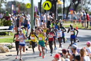 Atleta sufrió caída en maratón y fanáticos aprovecharon de sacarse fotografías con él