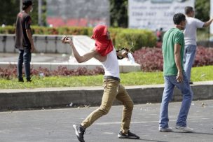 Presidente de Nicaragua abre diálogo para contener violenta oleada de protestas