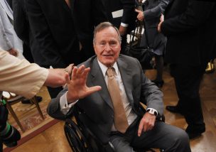 George H.W. Bush es hospitalizado tras el funeral de su esposa