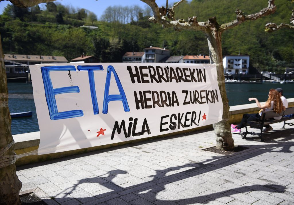 ETA pidió perdón por el “grave daño” frente a su inminente disolución