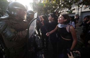 Marcha estudiantil no autorizada terminó con veintena de detenidos