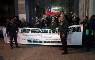 Gendarmes protestan encadenados en las afueras de la Dirección Nacional de la institución