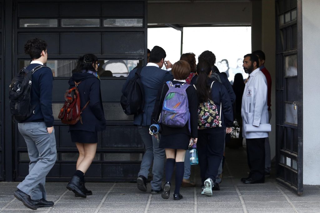 Este lunes volverán a clases todos los colegios municipales de la RM