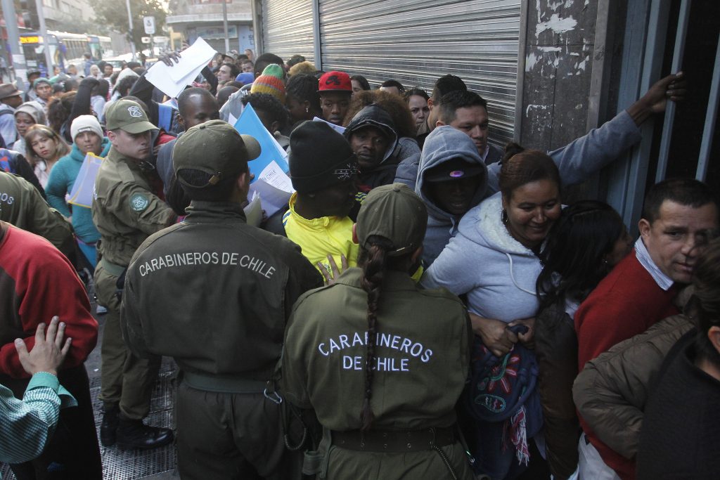 Haitianos colapsan Extranjería al entrar en vigencia Visa Consular de Turismo