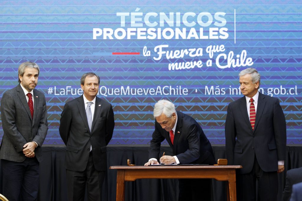 Ministro Varela: “La formación técnico-profesional es la educación que mueve Chile”