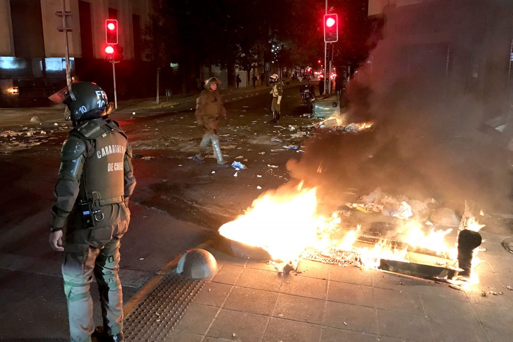 Barricadas incendiarias marcaron el inicio de la jornada en el centro de Santiago
