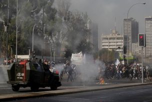 Alumno de la U. Arcis es atropellado por carro policial en marcha estudiantil