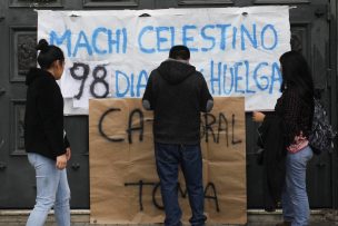 Jóvenes se toman la catedral de Concepción en apoyo al machi Celestino Córdova