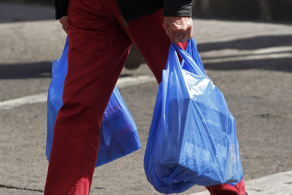 Gobierno proyecta prohibir uso de bolsas plásticas en todo el país