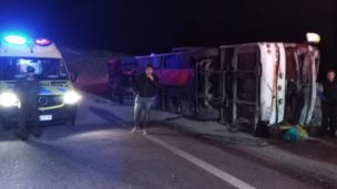 Al menos 19 heridos dejó volcamiento de bus en la comuna de Huara