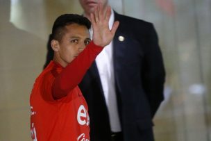 Alexis le envió un saludo a Andrés Iniesta tras confirmar su salida de Barcelona