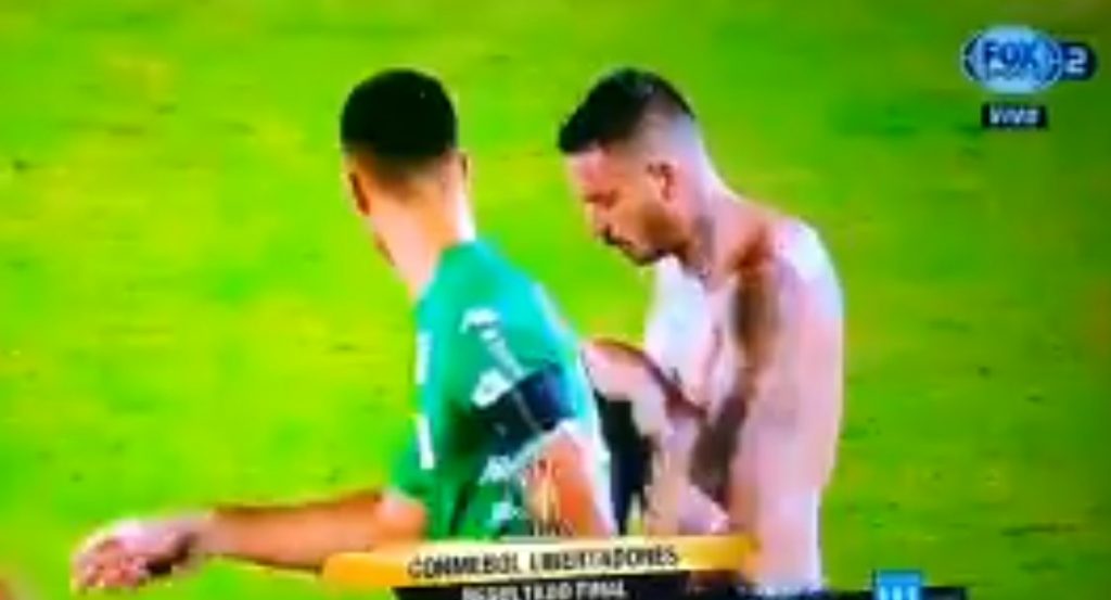 ¡Lo dejaron pagando! El incómodo momento de Mauricio Pinilla al querer intercambiar camiseta