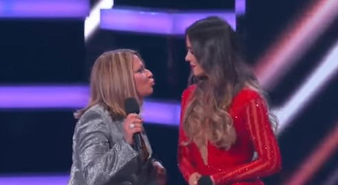 Dra. Polo sorprendió en los Billboard con sensual beso a modelo mexicana
