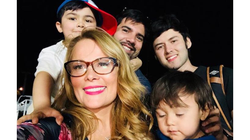El divertido troleo a Cathy Barriga por incluir “a la fuerza” a uno de sus hijos en foto familiar