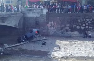 VIDEO | Ciclista curioso terminó cayendo al río luego de detenerse a observar un accidente