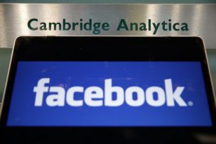 Cambridge Analytica anuncia cese de operaciones tras escándalo con Facebook