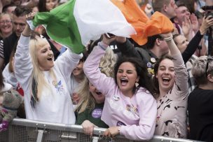 Irlandeses votan masivamente a favor del derecho al aborto