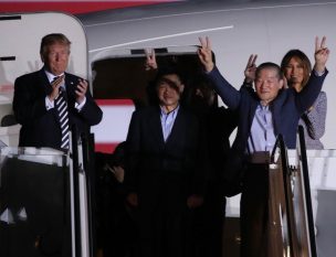 Donald Trump recibe a los tres estadounidenses liberados por Pyongyang