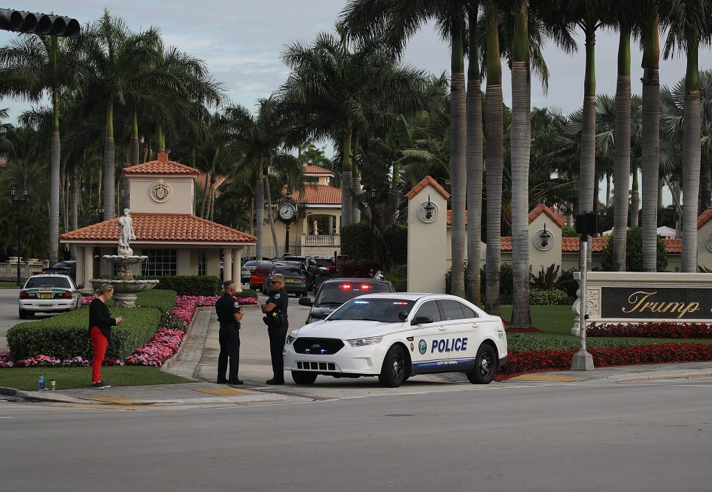 Policía neutraliza a hombre armado en resort de golf de la Trump Organization