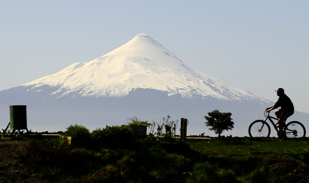 CONAF abre acceso a cumbre del Volcán Osorno cerrado desde febrero