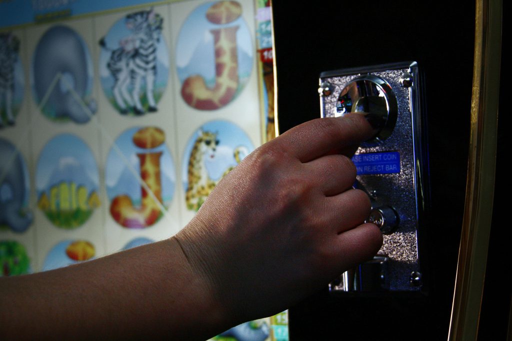 Comisión del Senado aprobó prohibición gradual de máquinas tragamonedas