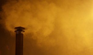 Seremi culpa al uso de chimeneas por preemergencia no pronosticada en la capital