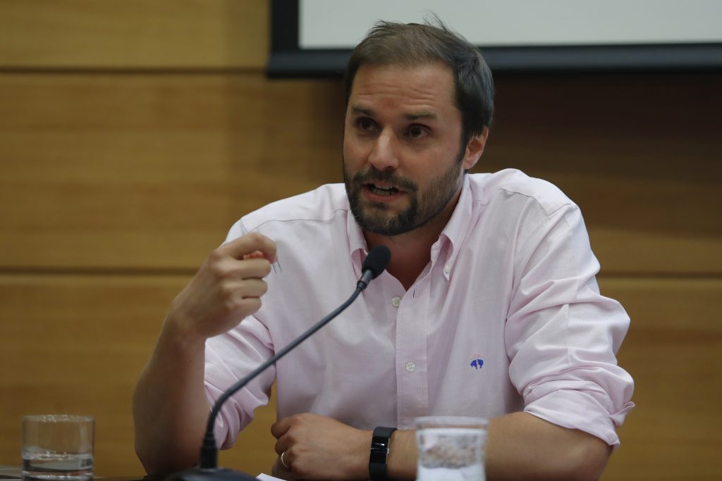 Diputado Bellolio respalda subir cotizaciones en Isapres a hombres