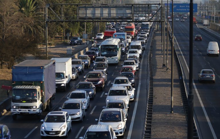 Camión con contenedor volcado mantiene cerrada salida de Vespucio Norte hacia Ruta 68