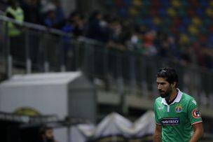 Sebastián Abreu arriesga 10 fechas de castigo tras lanzar mesa a hinchas de Audax Italiano