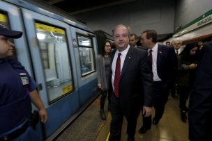 Ministro del Trabajo fue increpado por pasajera en el Metro de Santiago