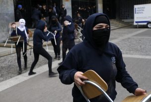 Alumnas del Liceo Carmela Carvajal se toman el Instituto Nacional