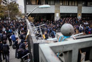 Instituto Nacional anuncia toma del establecimiento