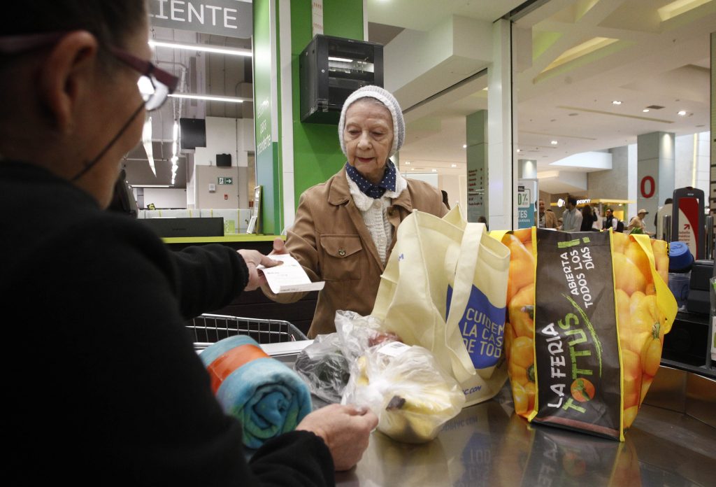 ¿Debería el retail entregar bolsas reciclables gratis? Presentan proyecto de ley
