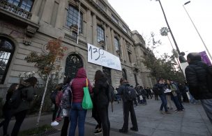 Más de 100 estudiantes iniciaron toma feminista en casa central de Universidad Católica