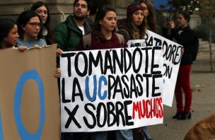 Estudiantes UC protestan contra la toma feminista y rector aún no decide desalojo