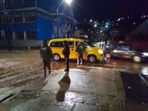 Lluvia de 40mm en dos horas inundó el centro de Tomé esta madrugada