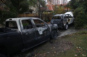 Investigan la quema de tres vehículos en Las Condes y Ñuñoa