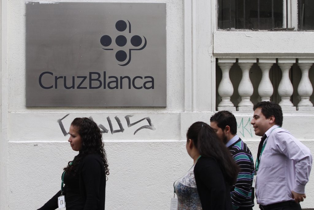 Acusan a isapre Cruz Blanca de poner en riesgo vida de una afiliada