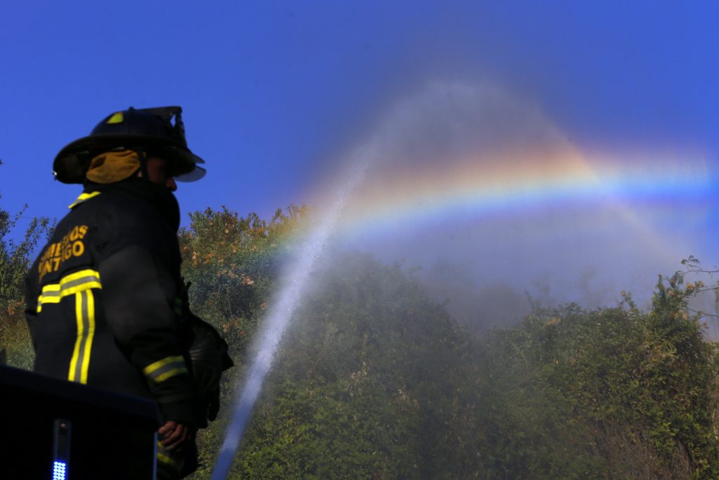 Bomberos y Conaf apoyan proyecto que prohíbe los “globos de deseo” por incendios