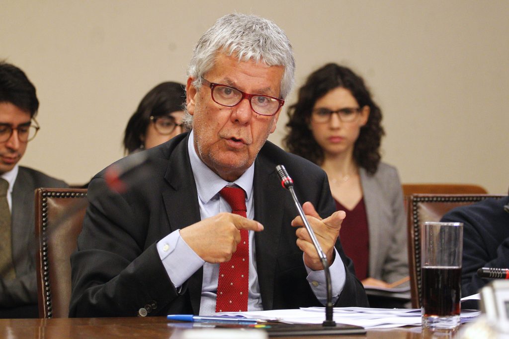 Eyzaguirre vuelve a responder críticas por gastos comprometidos