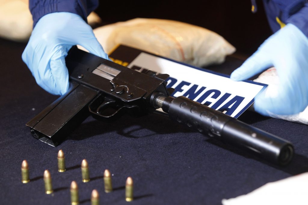 Desarticulan banda de narcotraficantes, incautando una ametralladora UZI