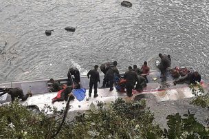 Dos muertos y ocho heridos sería saldo de caída de bus militar al mar