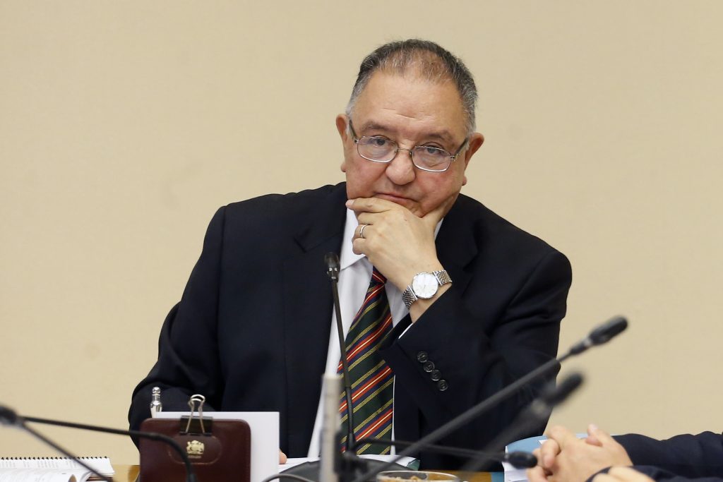 Senador Huenchumilla afirma que TC “es la incubación de una crisis”