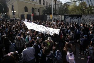 Alumnas protestan a las afueras de Instituto Nacional por acoso sexual