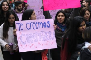 “Te creemos compañera”: Marcha en Alameda destaca serie de potentes mensajes